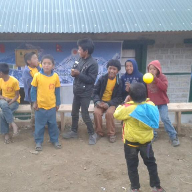 Bimbi giocano dinnanzi alla scuola