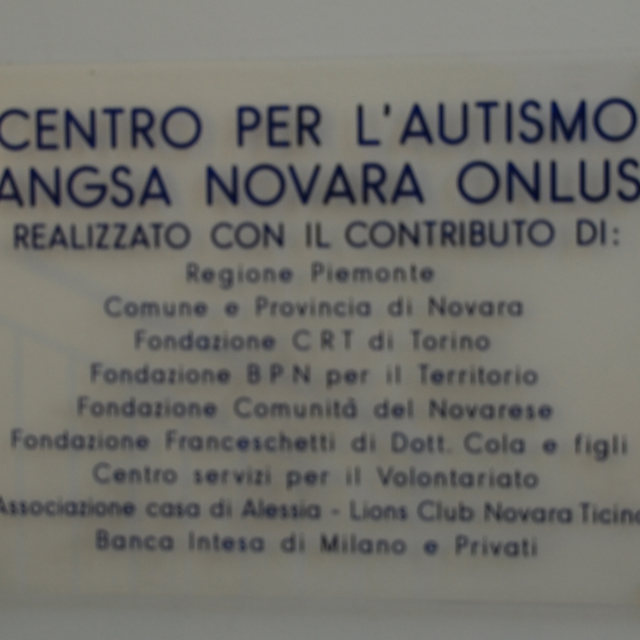 La targa posta all'ingresso